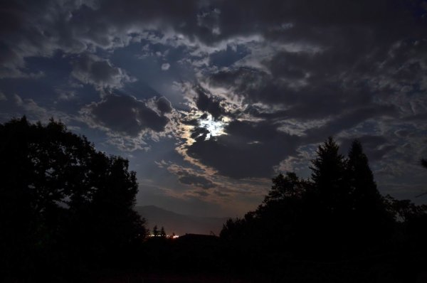 Луна освещает небо