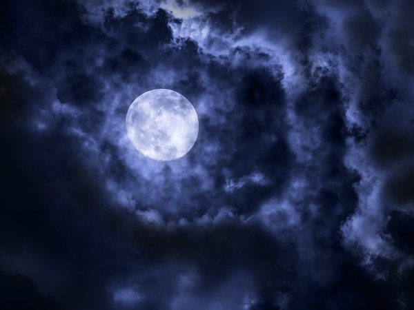 Темное небо с луной