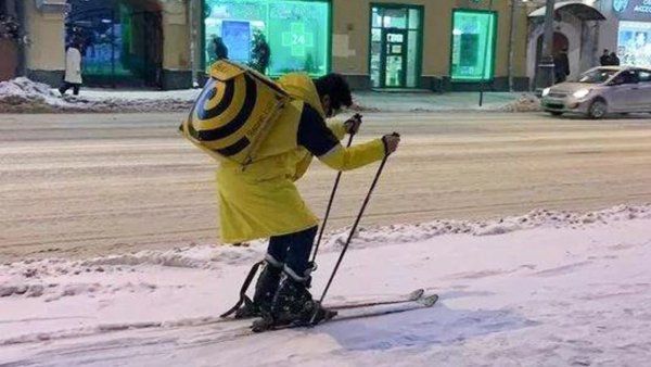 Курьер самокат зимой