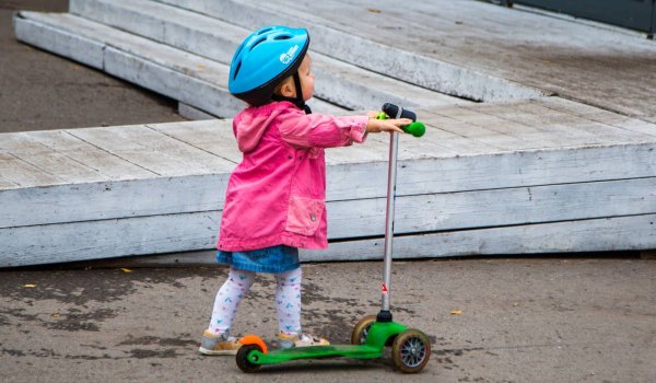 Дети катаются на самокате