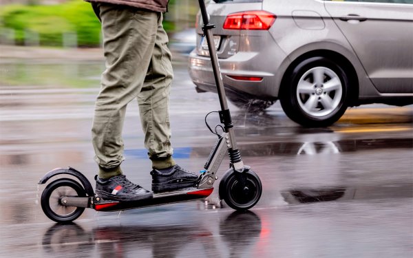 Самокат на дороге