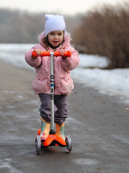Дети катаются на самокатах весной