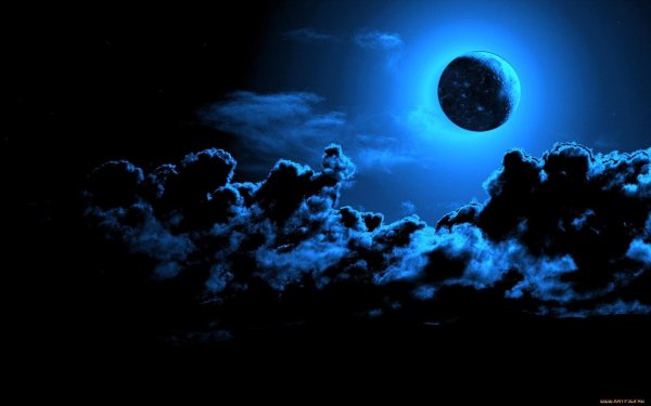 Луна на черном небе