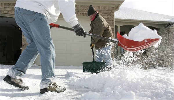 Убирают снег