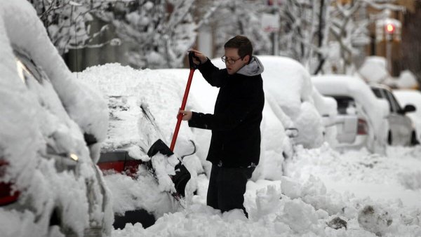 Откапала машину от снега