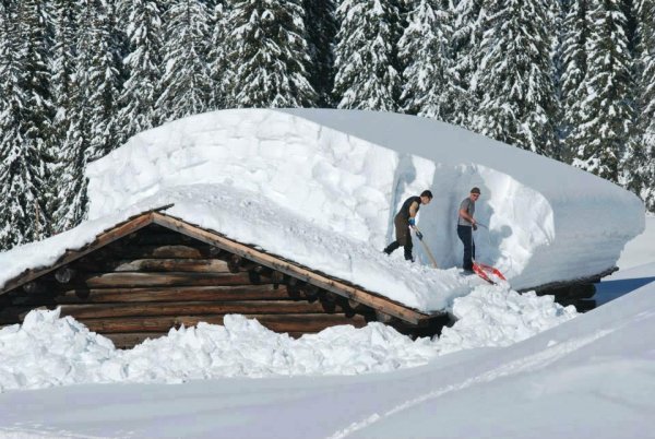 Сугробы до крыши