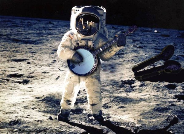 Скафандр в космосе