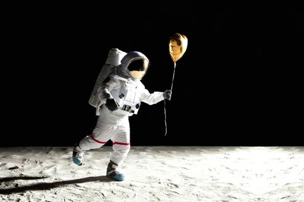 Космонавт идет по Луне