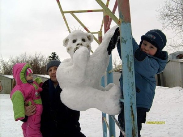 Фигура обезьяны из снега