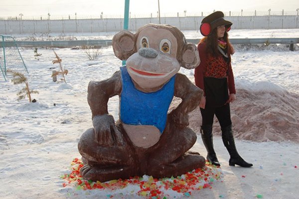 Снежная фигура обезьяны