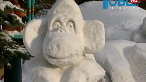 Фигура обезьяны из снега