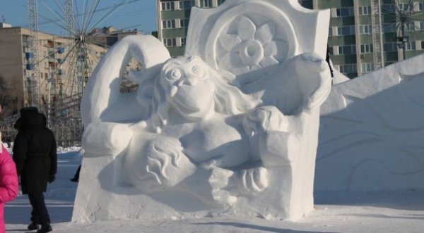 Снежная фигура обезьяны