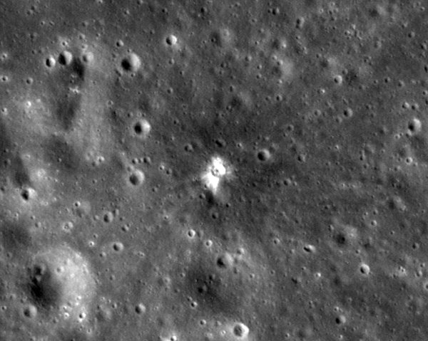 Луна с кратерами и метеоритом