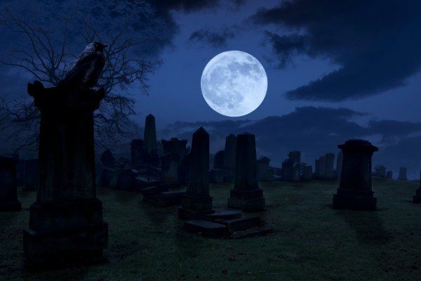 Луна над кладбищем