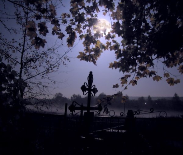 Сельское кладбище ночью