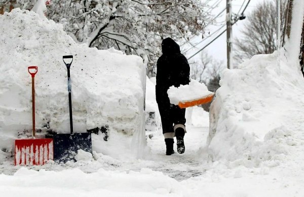 Снеговые лопаты в сугробе