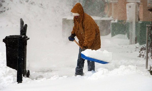 Человек с лопатой снег