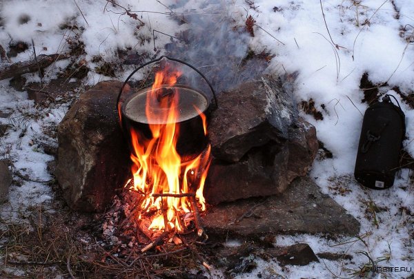 Костер зимой в лесу