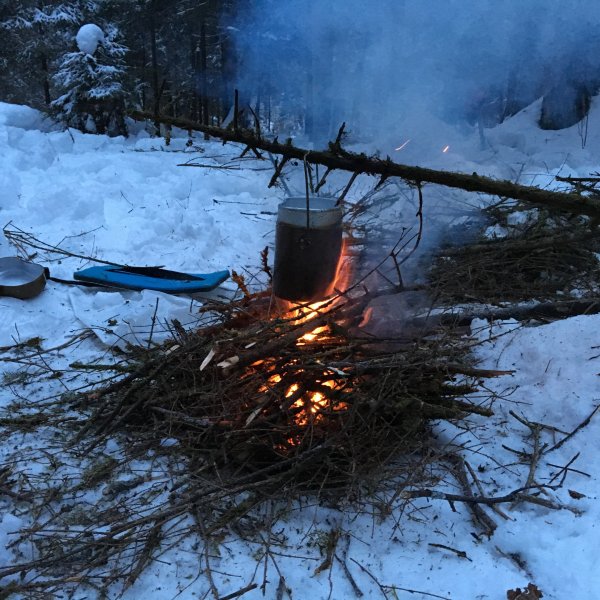 Костер в зимнем лесу