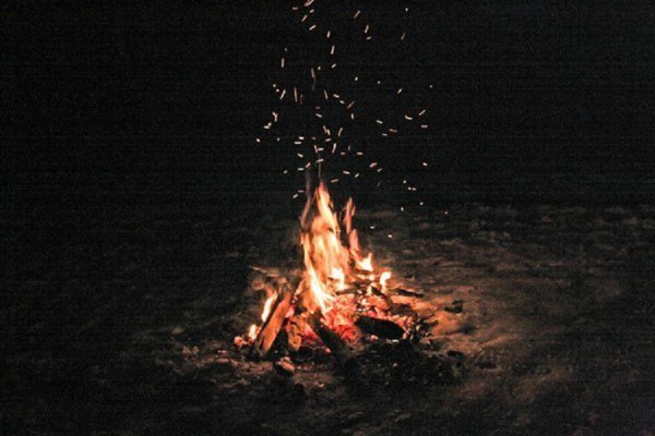 Тлеющий костер ночью