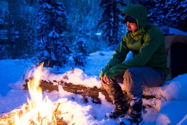 Человек в лесу зимой
