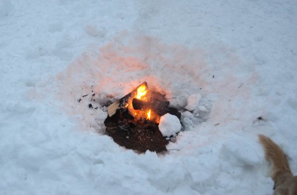 Потухший костер на снегу