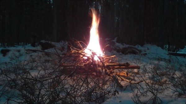 Большой костер зимой