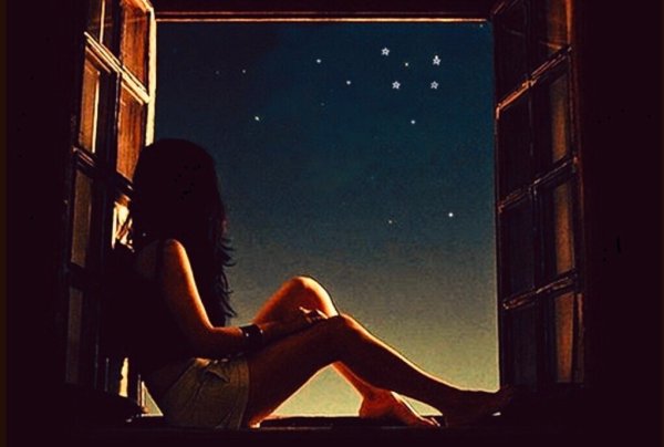 Девушка ночью у окна