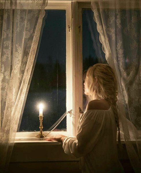 Девочка у окна