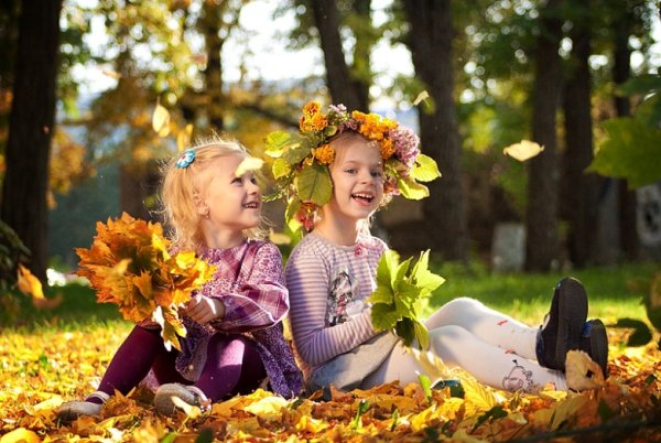 Несколько детей осень