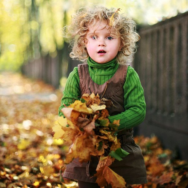 Веселые дети осенью