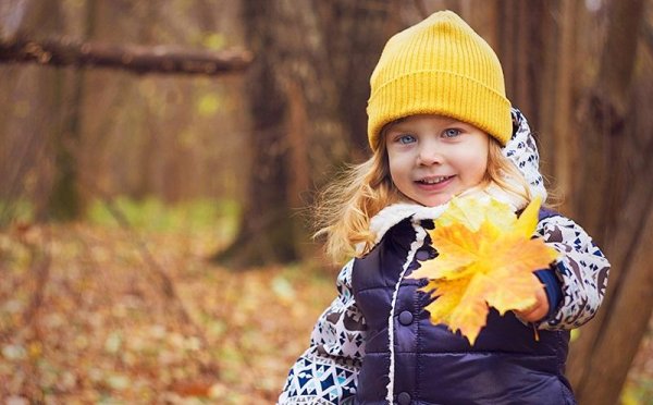 Дети в осенних шапках