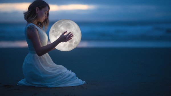 Девушка обнимает луну