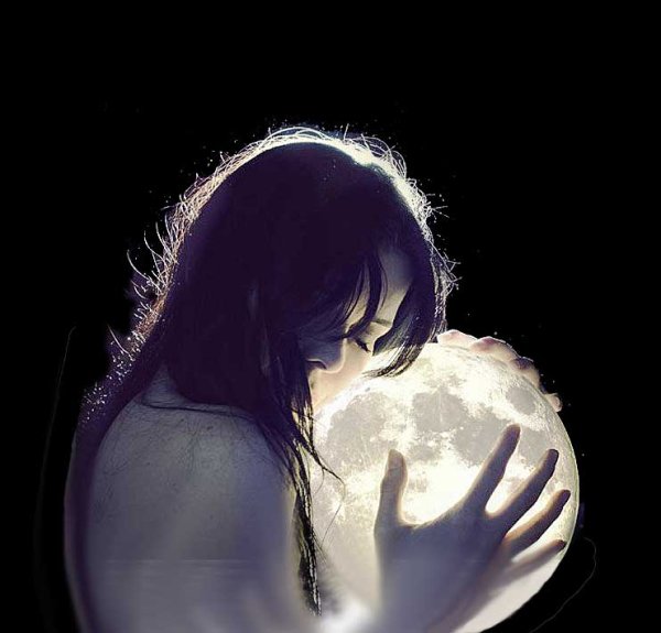 Девушка обнимает шар