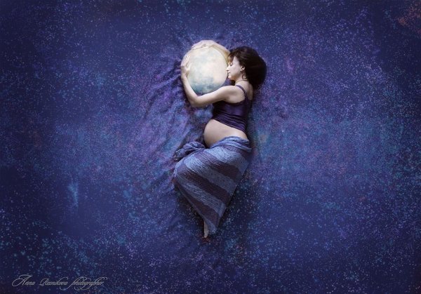 Девушка обнимает шар