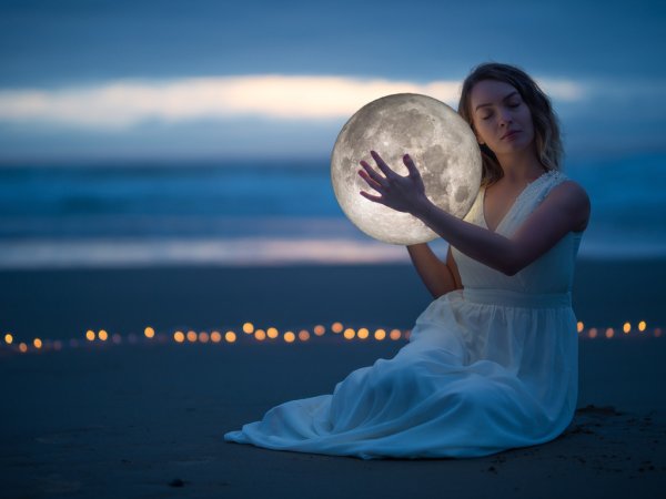 Девушка обнимает луну