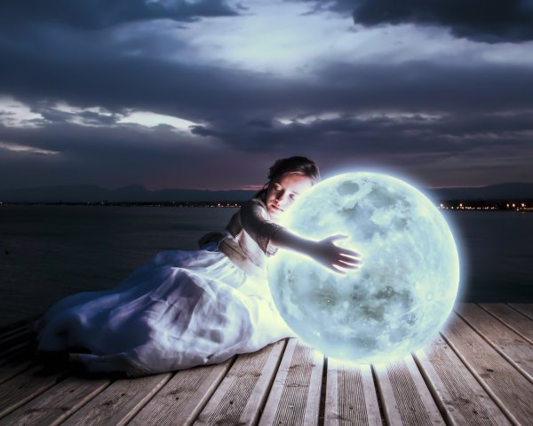 Девушка в лунном свете