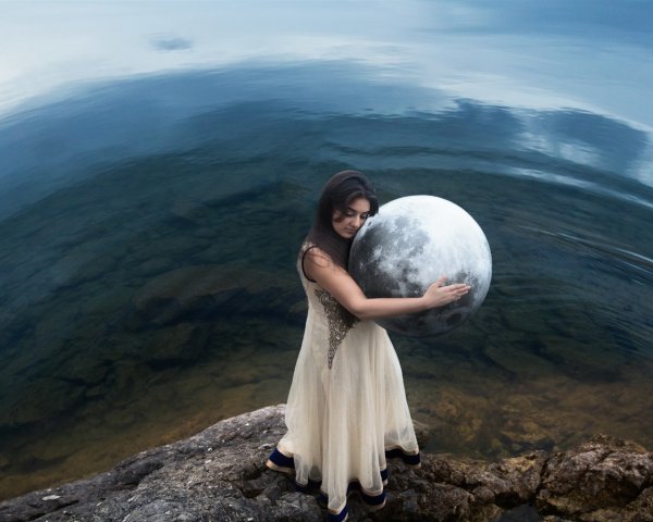 Девушка с планетой в руках