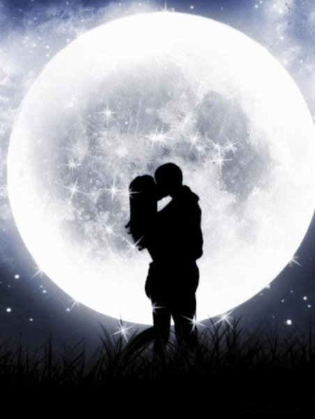 Поцелуй на фоне Луны