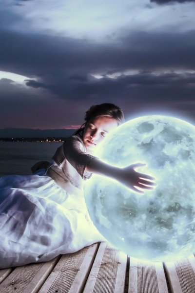 Человек обнимает луну