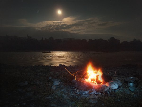 Костер на природе ночью