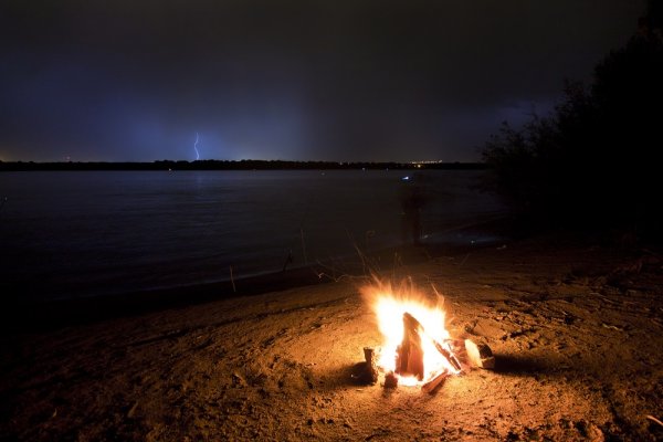 Костер на берегу реки