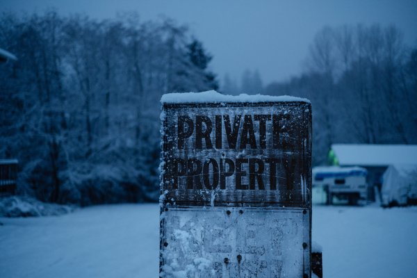 Снежная вывеска