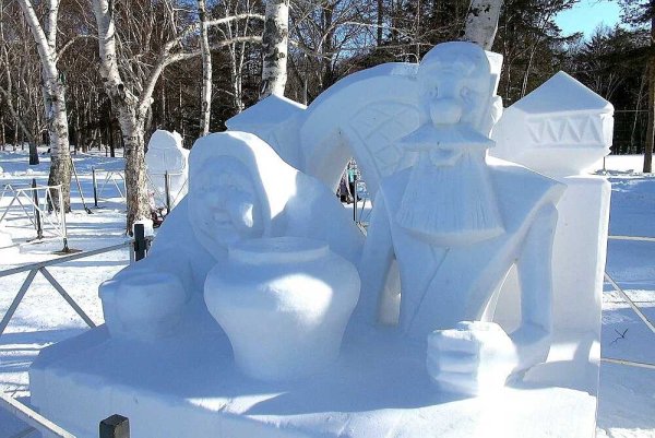 Снежные фигуры в парке Южно Сахалинск