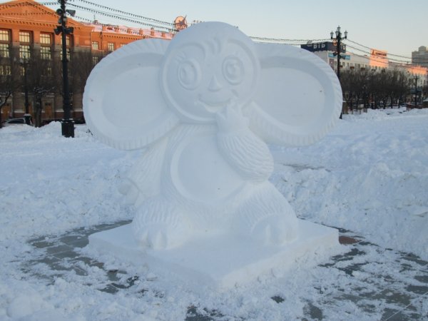 Чебурашка из снега