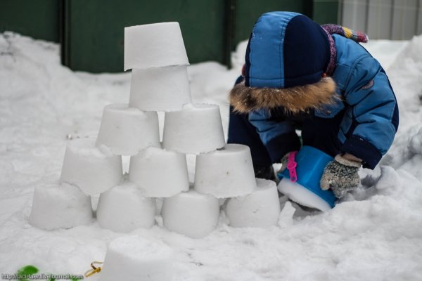 Куличики из снега на подносе