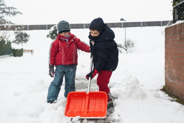 Дети убирают снег
