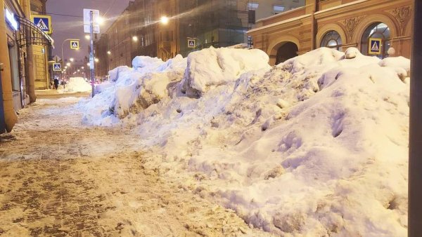 Огромные сугробы в Петербурге