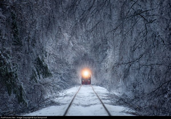 Железная дорога зимой ночью
