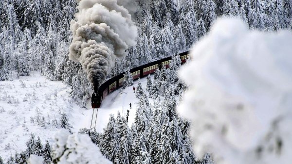 Поезд в снегу